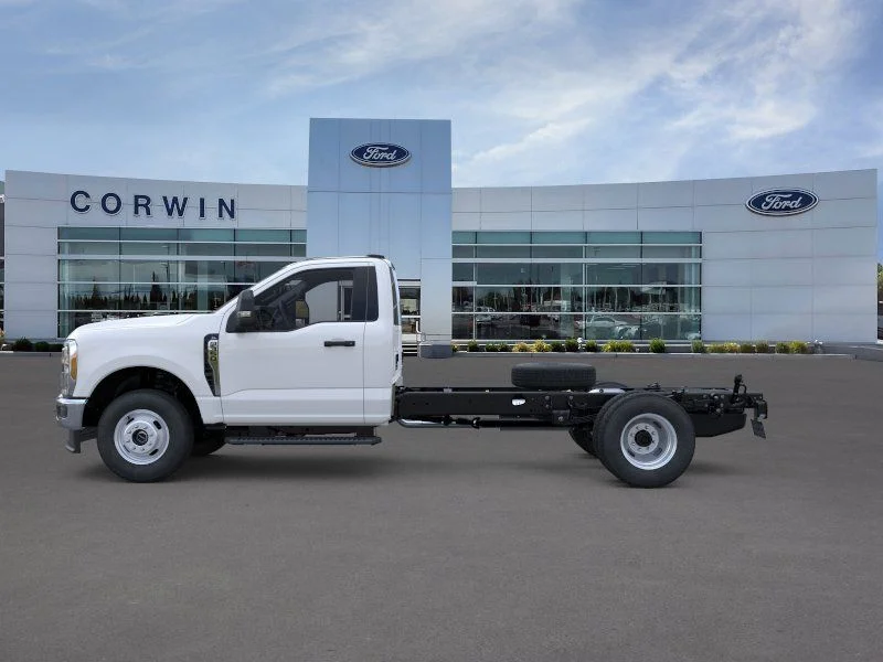 2025 Ford F-350 Super Duty Chassis Cab XL - Photo 4