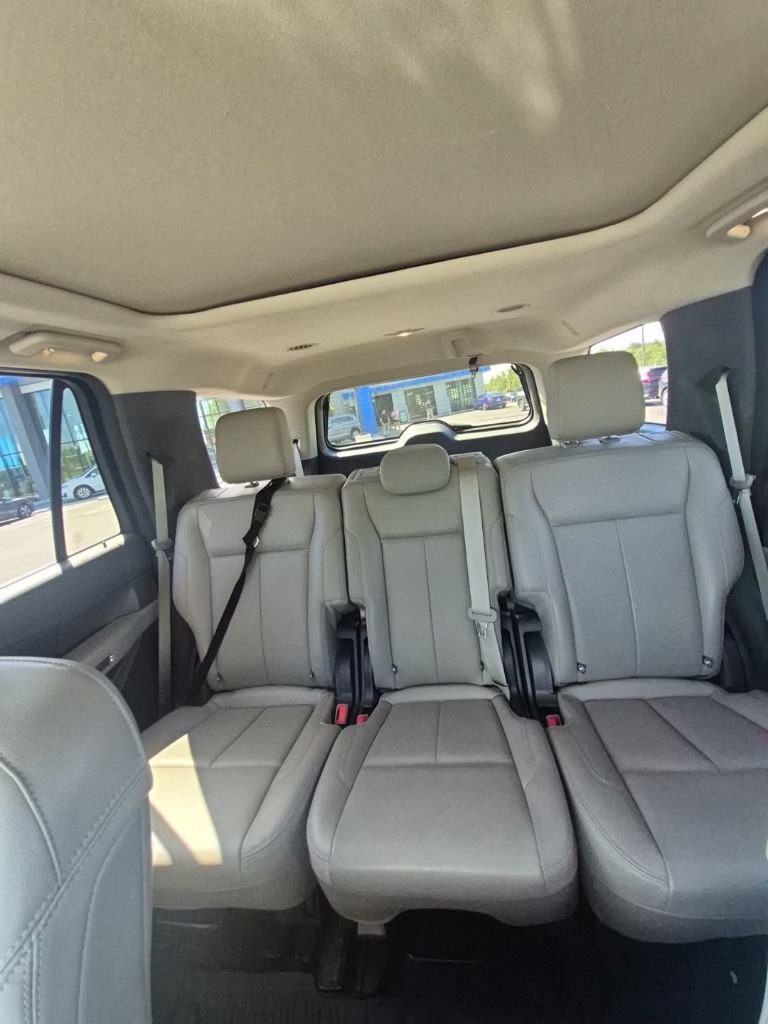 Used 2019 White Platinum Clearcoat Metallic Ford XLT image 11