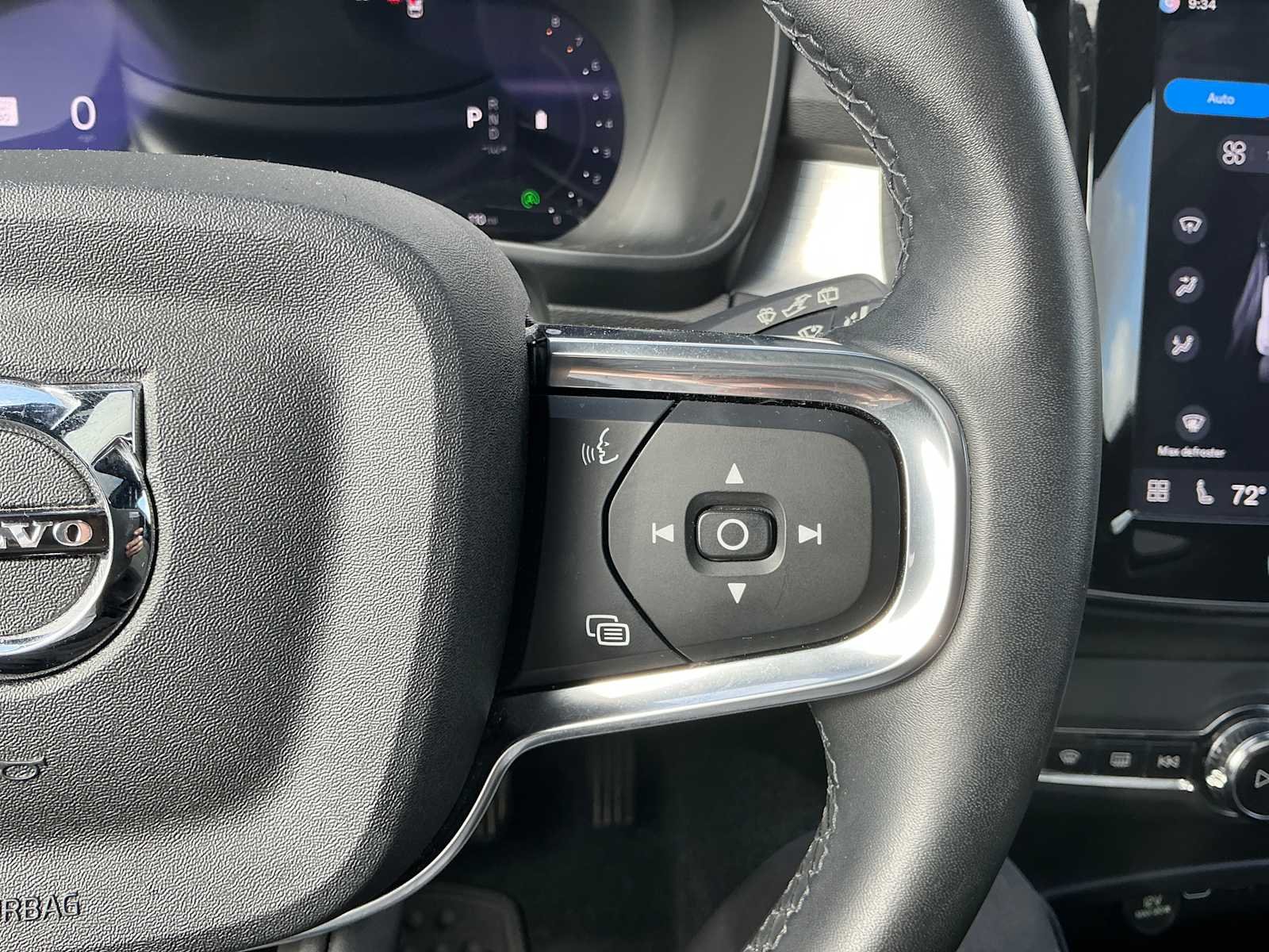 Used 2025 Onyx Black Metallic Volvo Core Bright Theme image 23