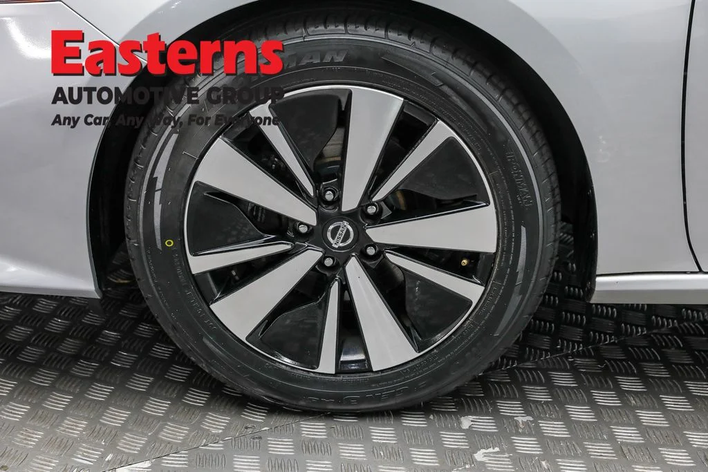 Used 2022 Silver Nissan 2.5 SV image 31