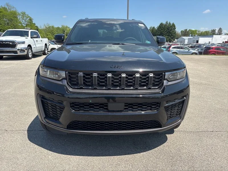 New 2026 Diamond Black Crystal Pearlcoat Jeep Altitude image 8
