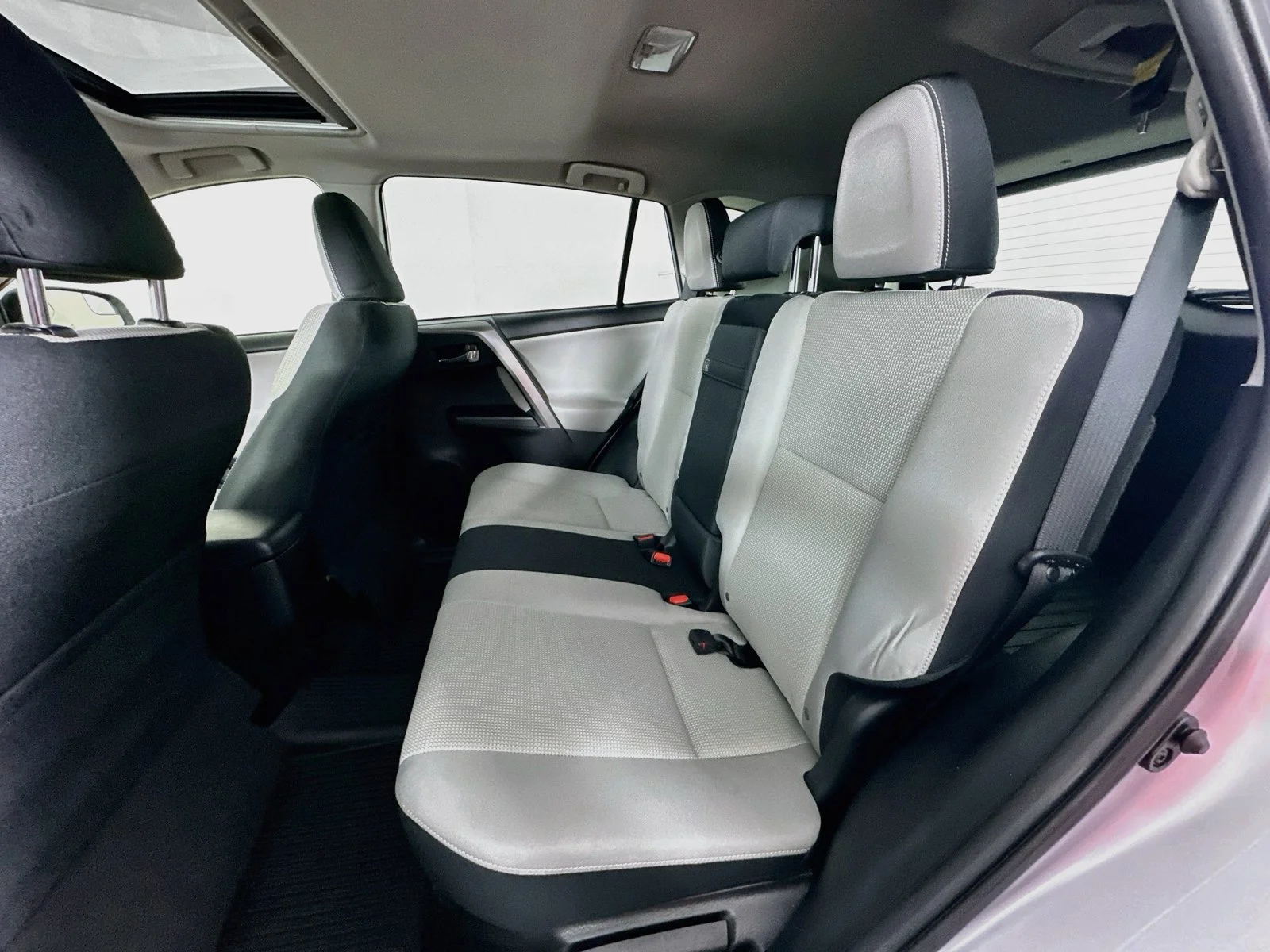 Used 2017 Silver Toyota XLE image 23