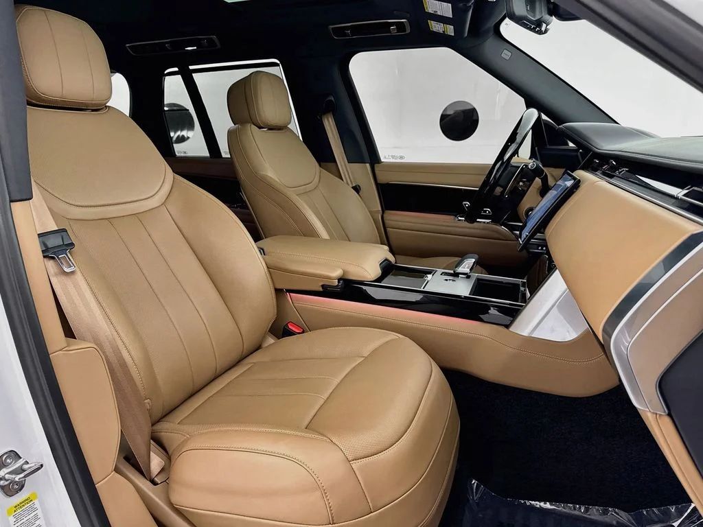 Used 2025 White Land Rover SE image 29