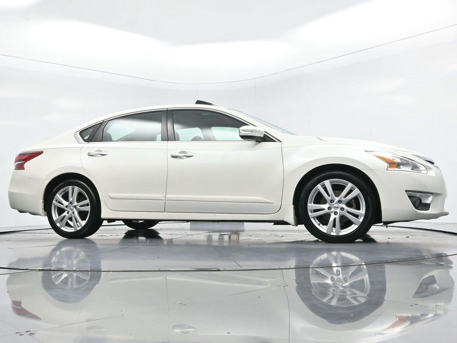 Used 2013 Pearl White Nissan 3.5 SL image 40