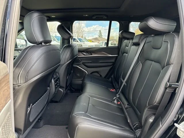 New 2026 Diamond Black Crystal Pearl-Coat Exterior Paint Jeep Limited image 10