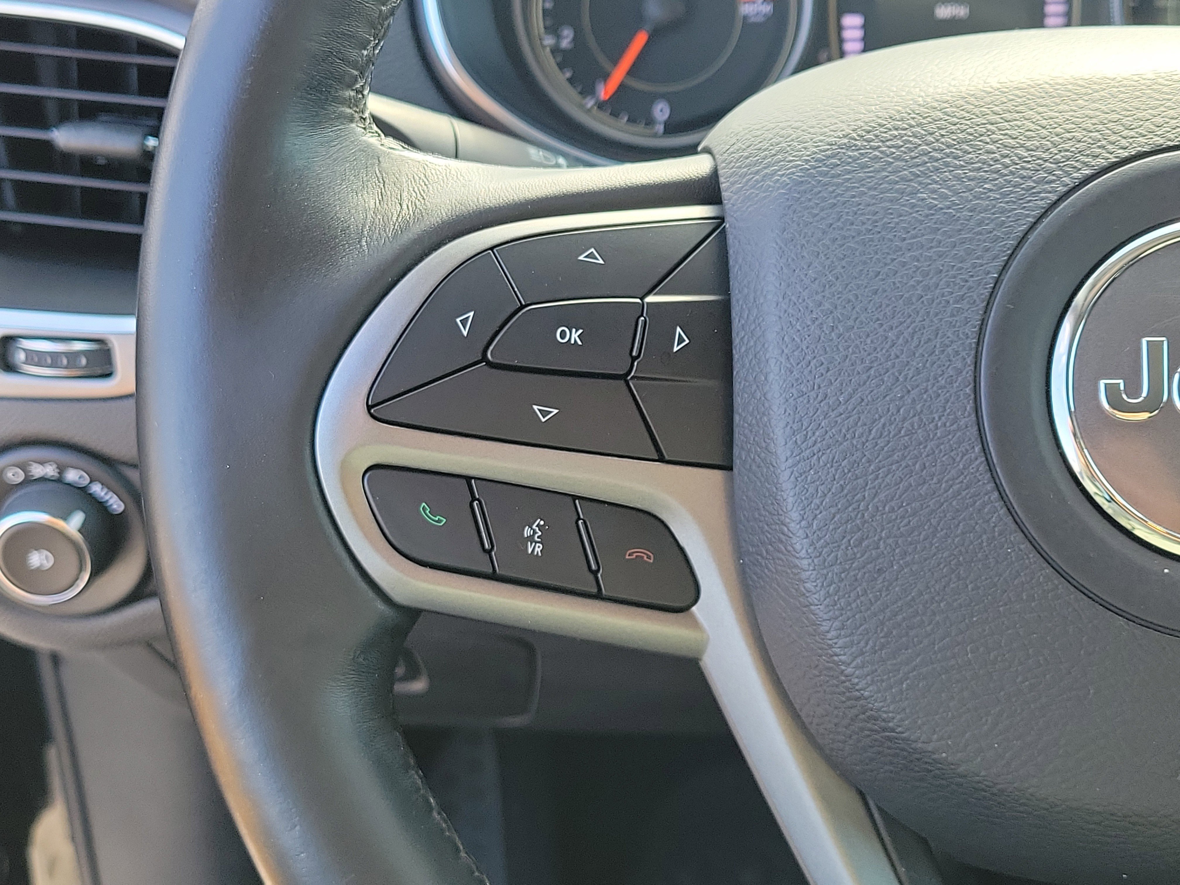 Used 2019 Diamond Black Crystal Pearlcoat Jeep Latitude Plus image 25