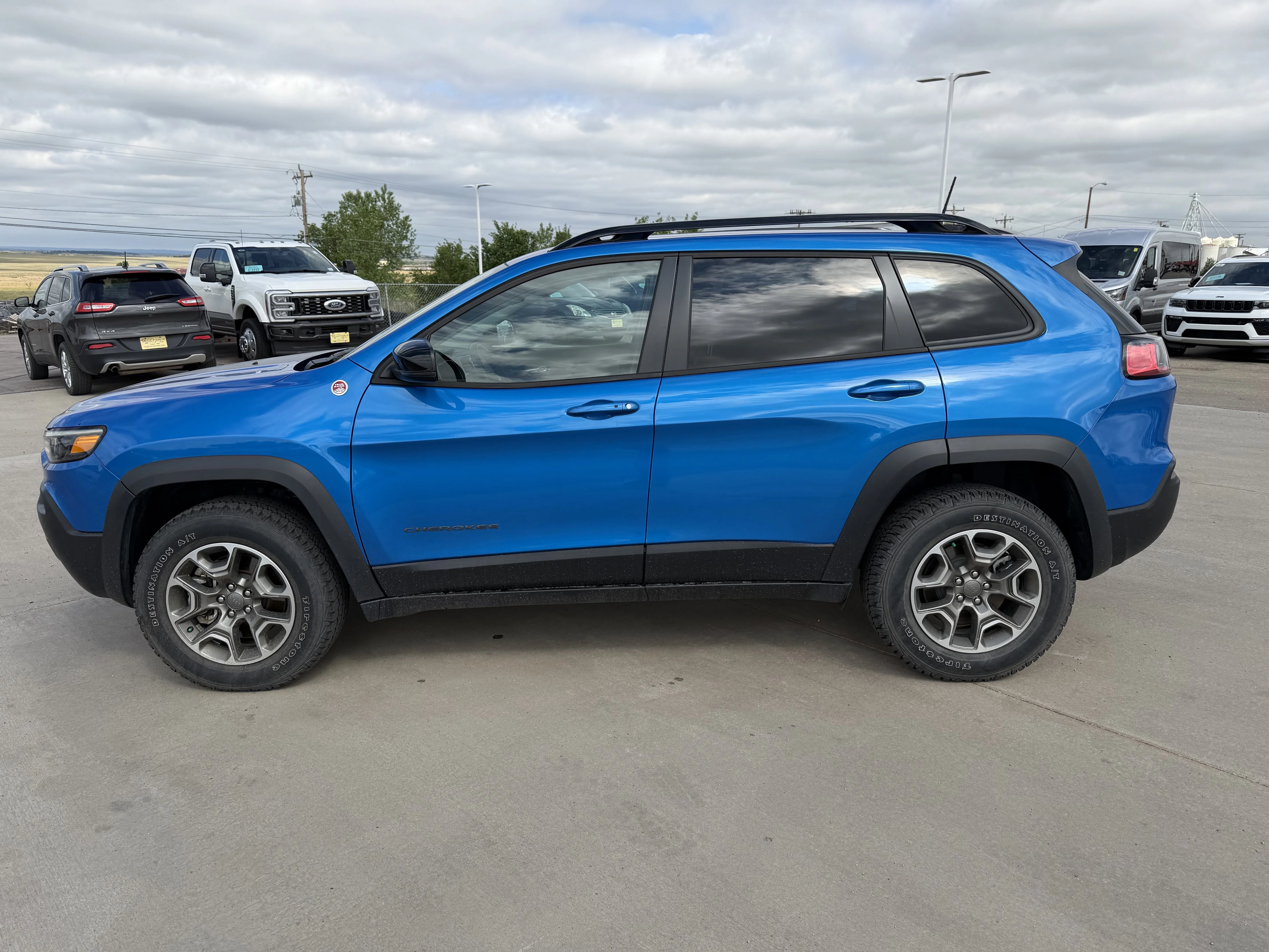 Used 2022 Hydro Blue Pearlcoat Jeep Trailhawk image 8