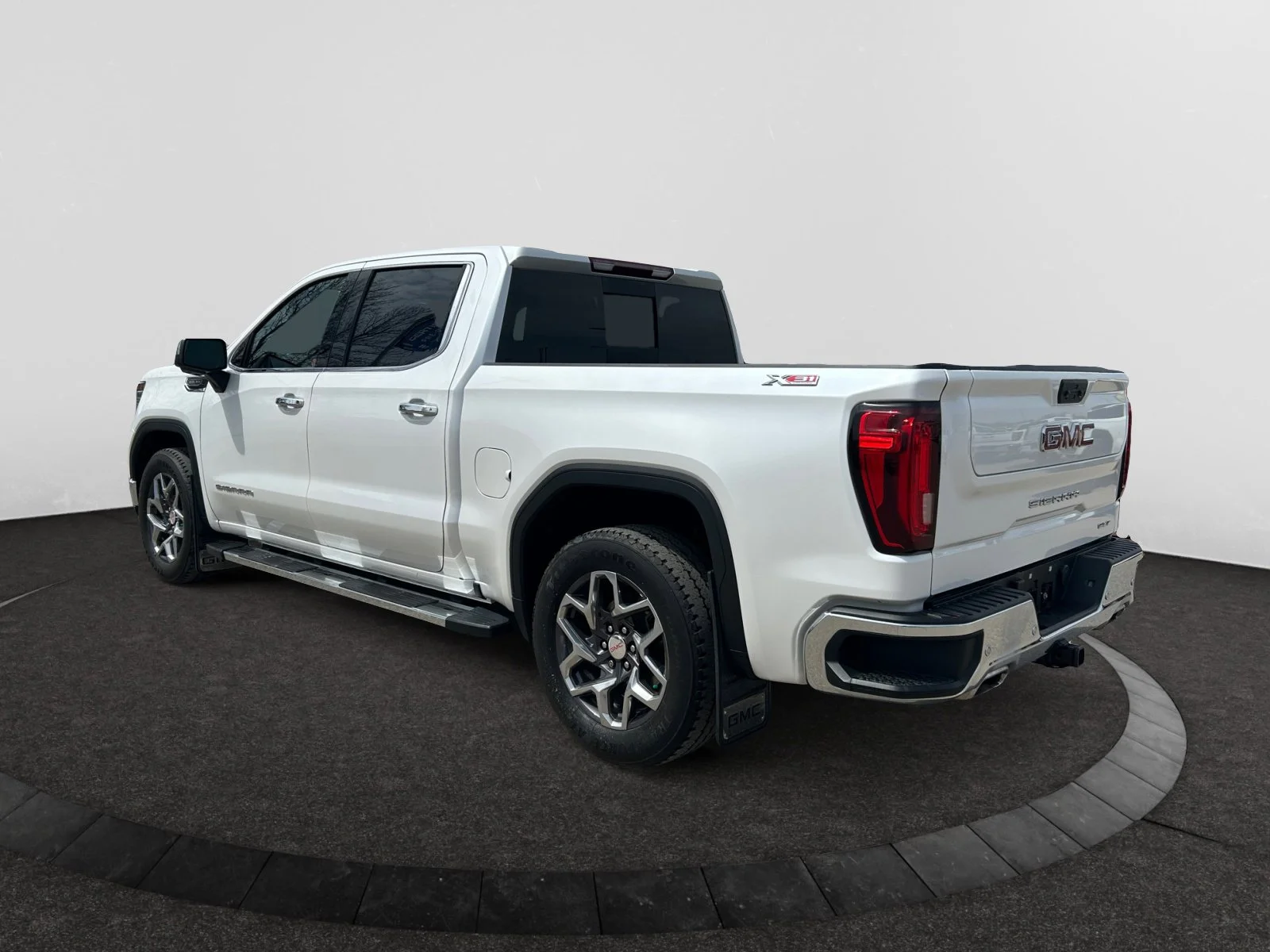 Used 2022 White GMC SLT Crew Cab image 3