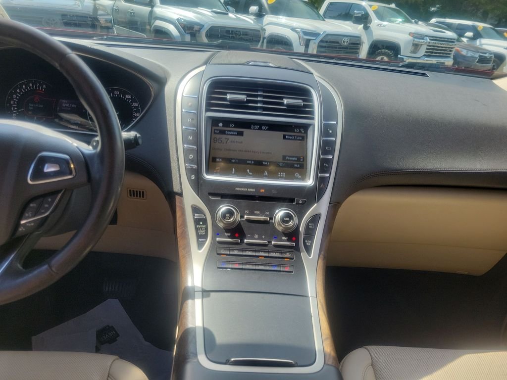 Used 2016 Red Lincoln Reserve image 25