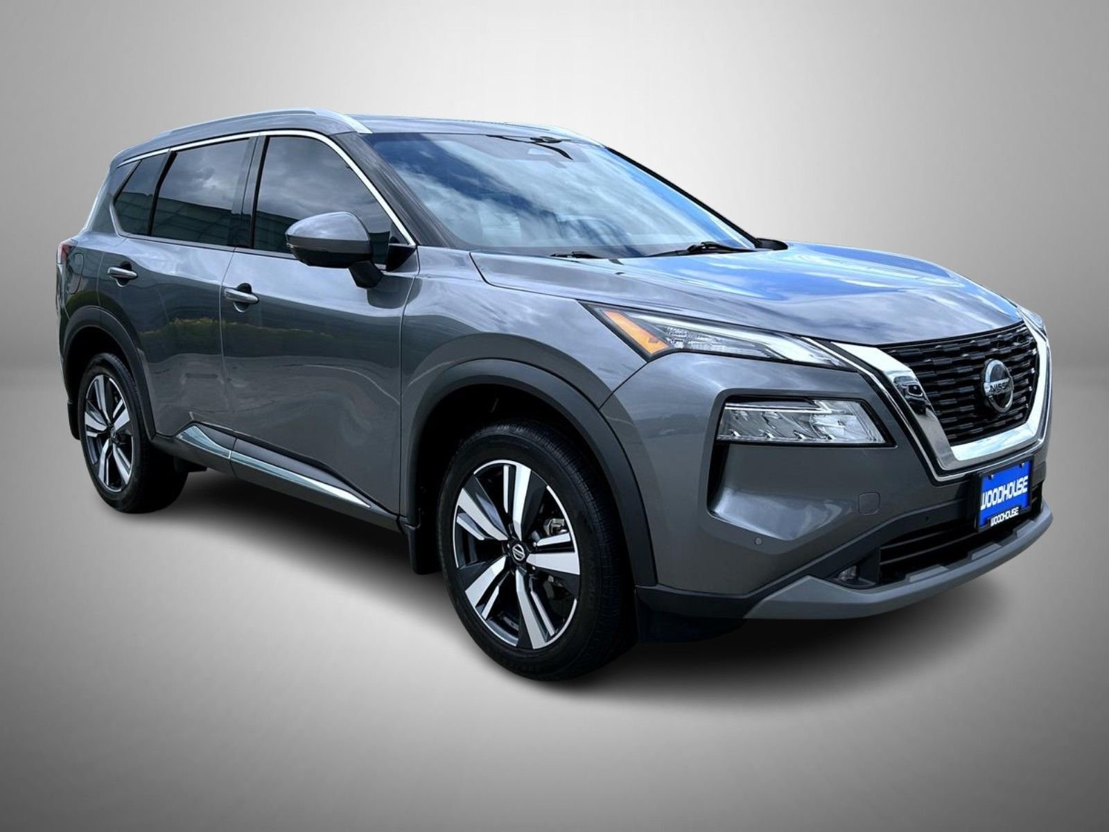 Used 2021 Gray Nissan SL image 3
