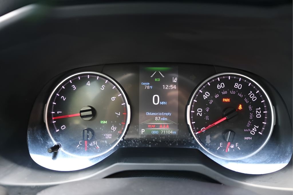 Used 2019 Silver Toyota XLE image 26