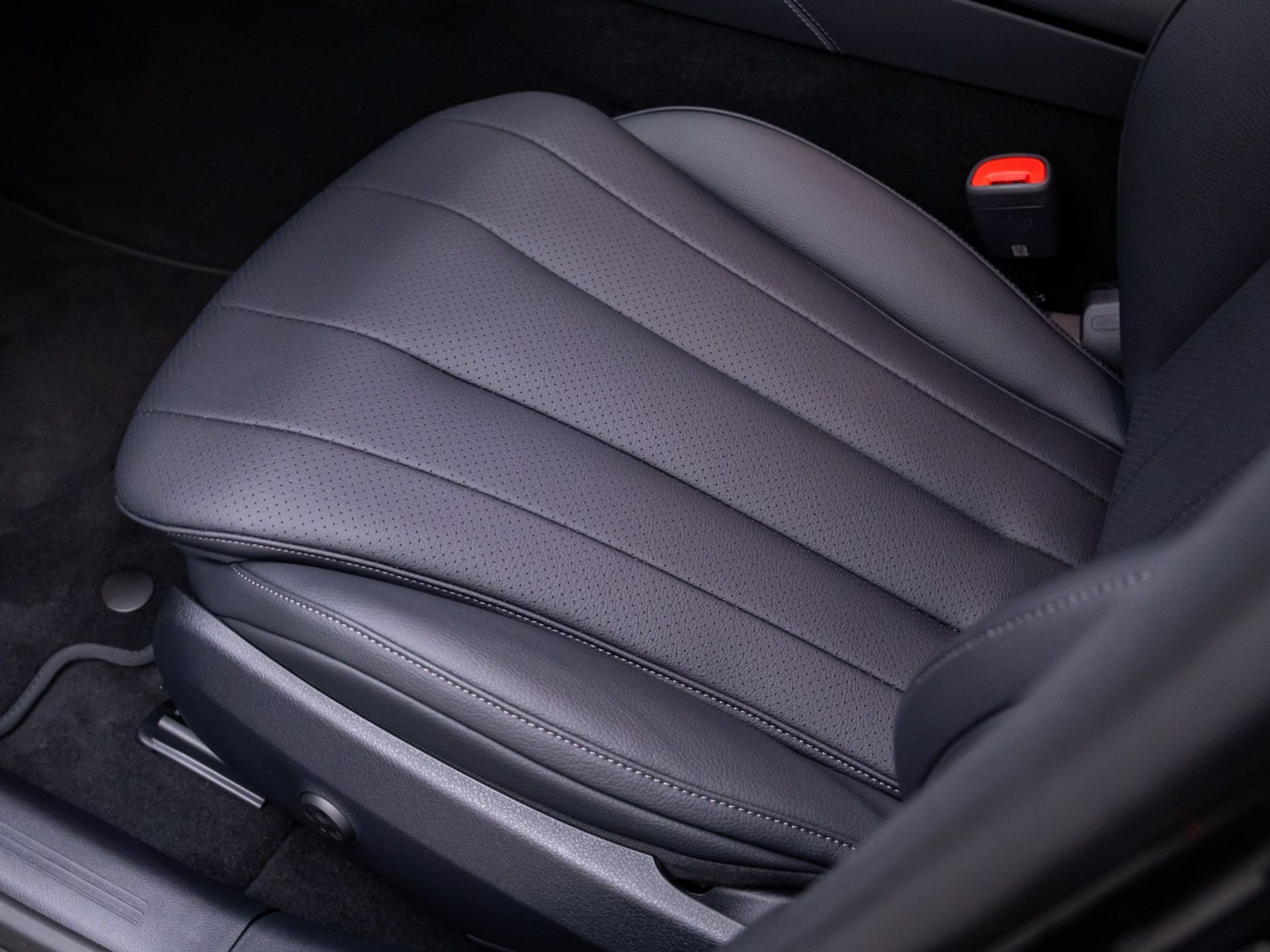 New 2027 Graphite Grey Metallic Mercedes-Benz E 450 image 16