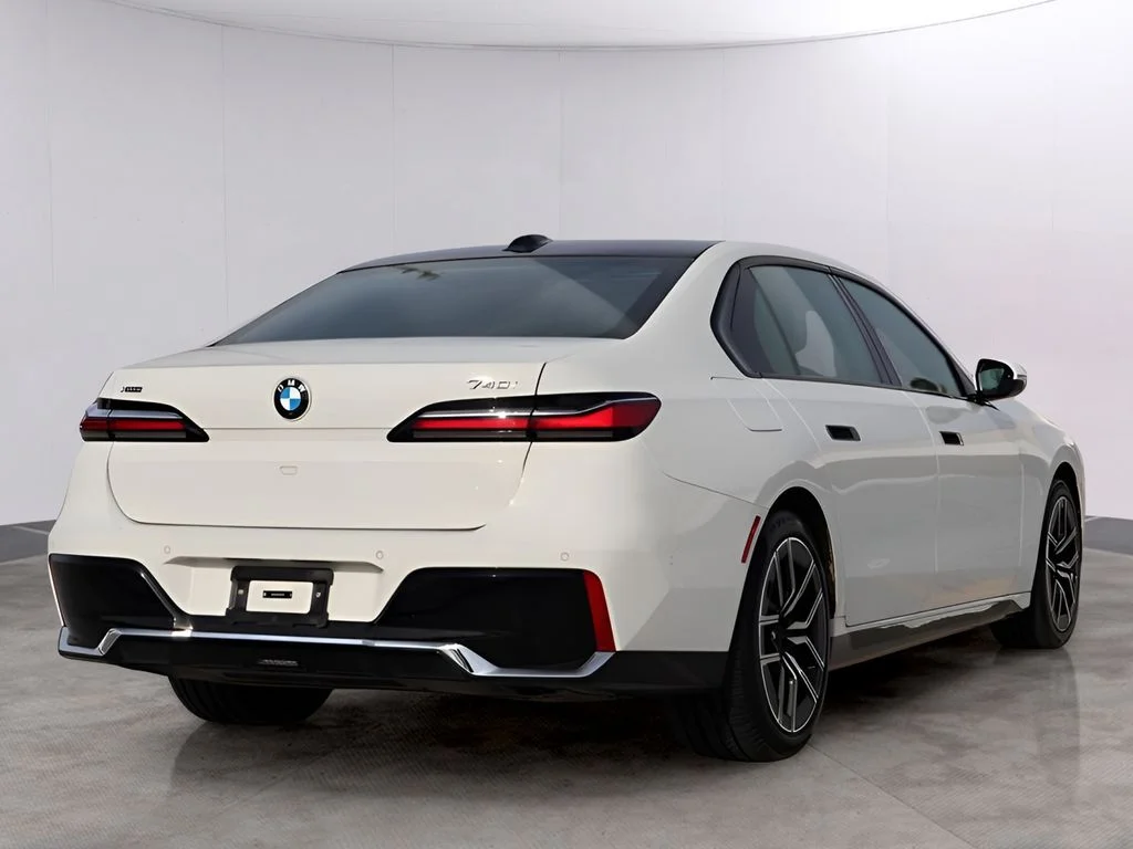 Used 2025 White BMW 740i xDrive image 7