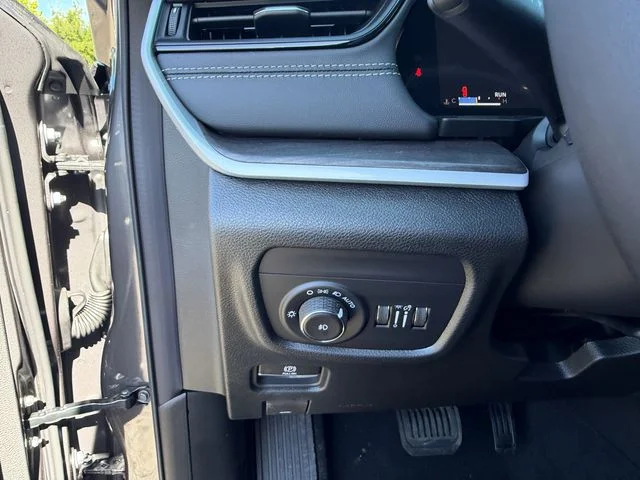 New 2026 Baltic Gray Metallic Clear-Coat Exterior Paint Jeep Limited image 19