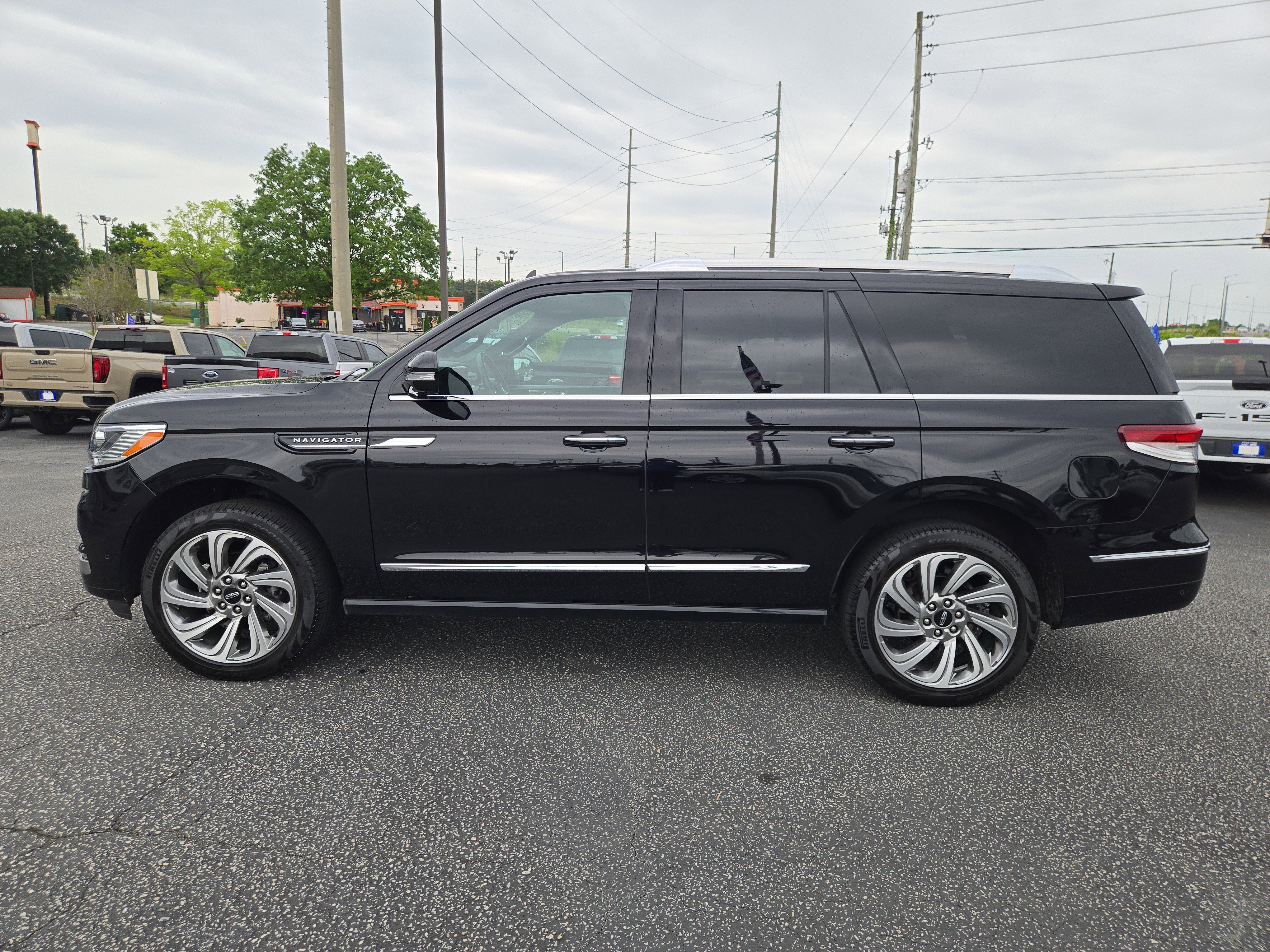 Used 2024 Black Metallic Lincoln Premiere image 11