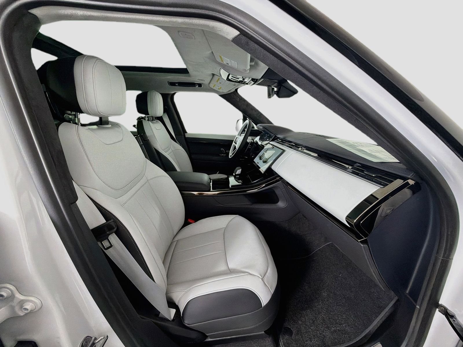 New 2027 Ostuni Pearl White Land Rover Battersea Edition image 33