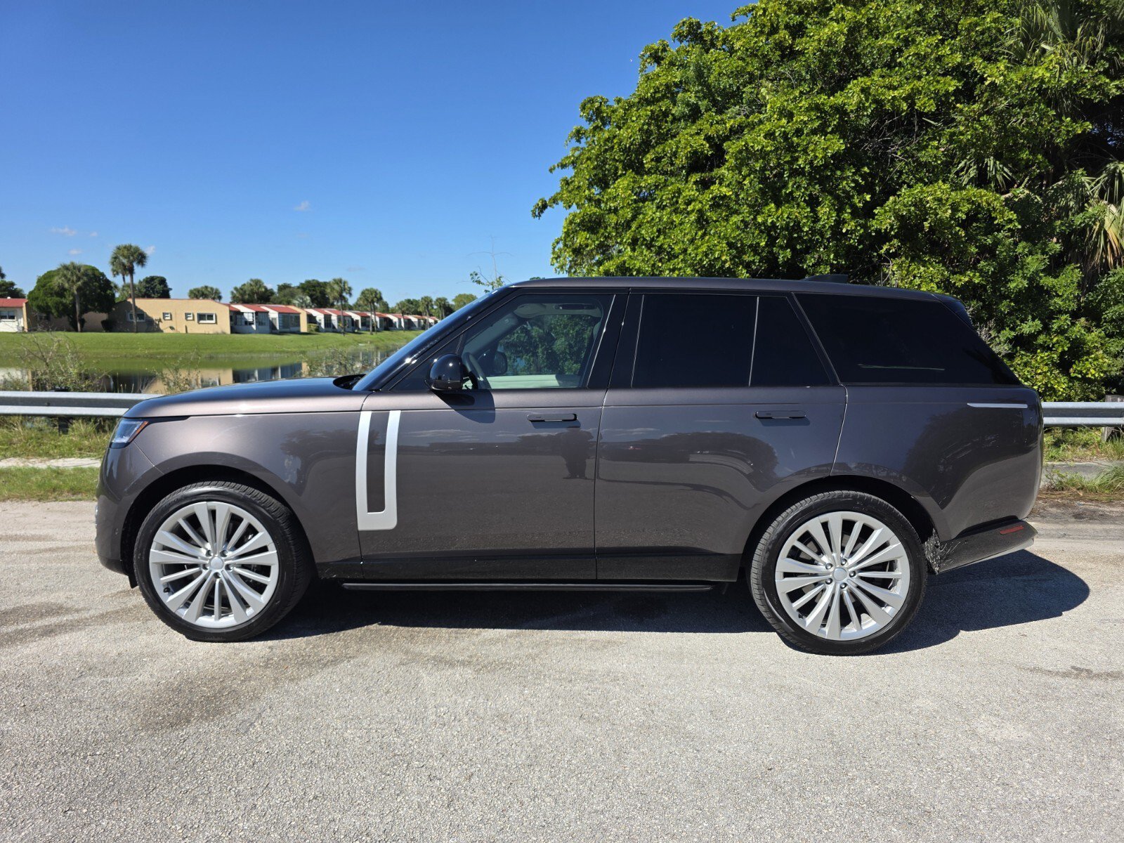 Certified Used 2023 Charente Grey Premium Metallic Land Rover P530 First Edition image 8