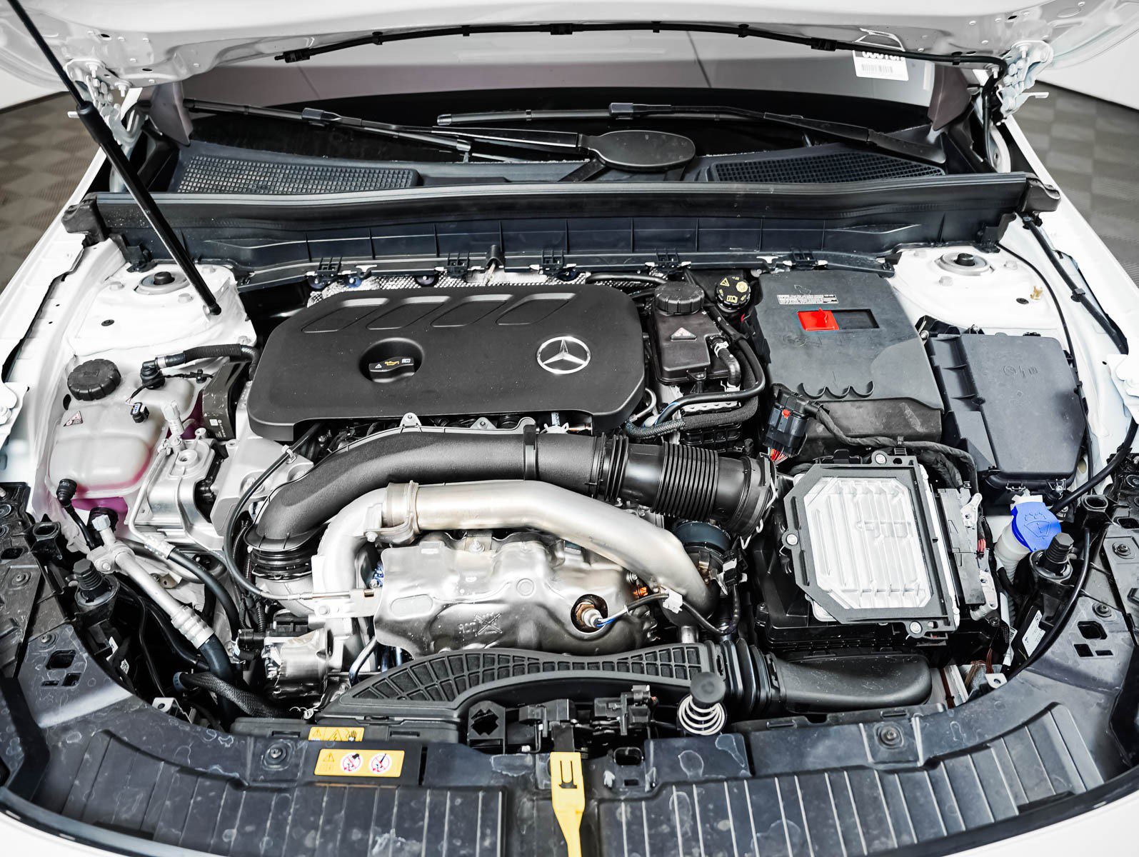 New 2026 Polar White Mercedes-Benz GLB 250 image 4