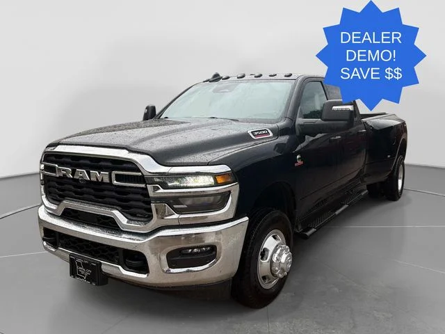 New 2026 Diamond Black Crystal Pearl-Coat Exterior Paint RAM Tradesman image 8