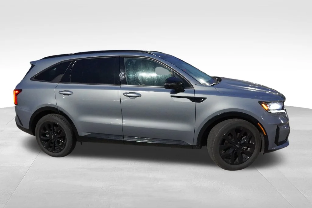 Used 2023 Everlasting Silver Kia SX image 2