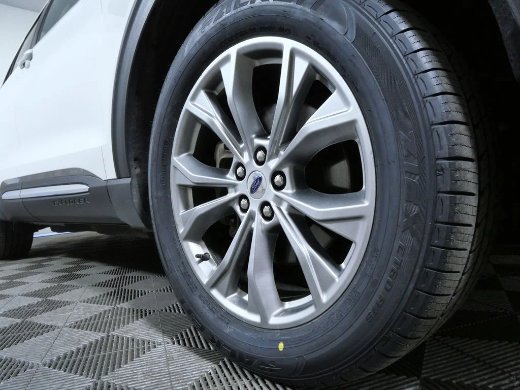 Used 2022 White Ford Limited image 2