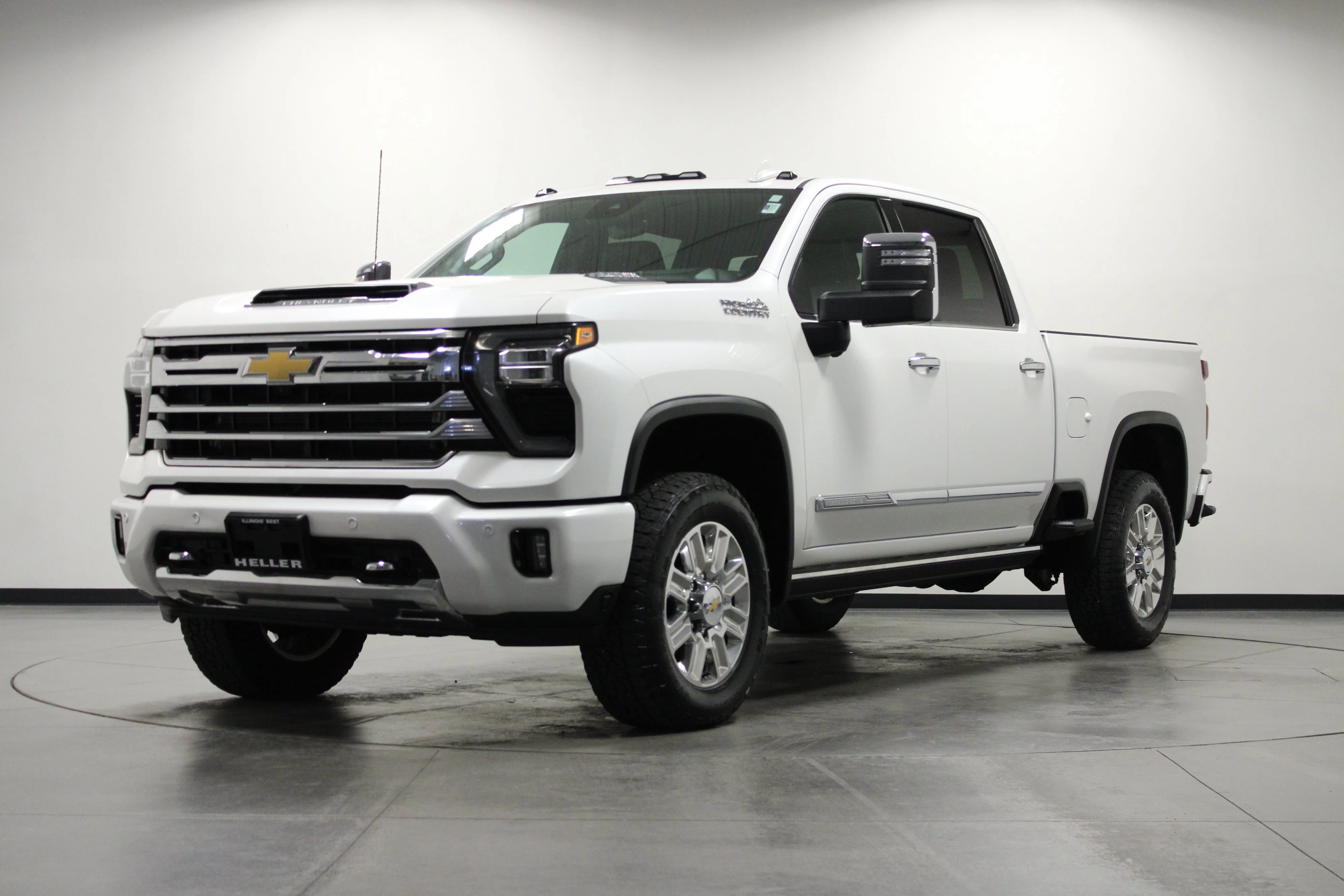 Used 2024 Iridescent Pearl Tricoat Chevrolet High Country image 8
