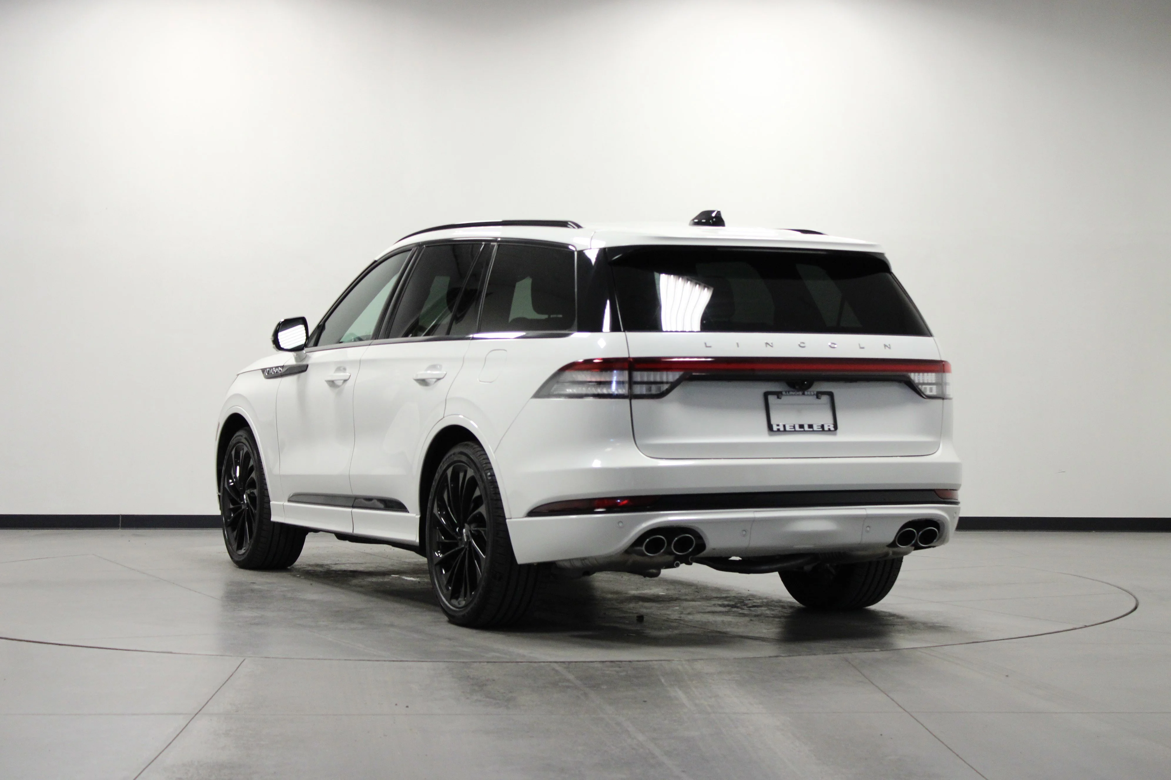 Used 2025 White Metallic Lincoln Reserve image 6