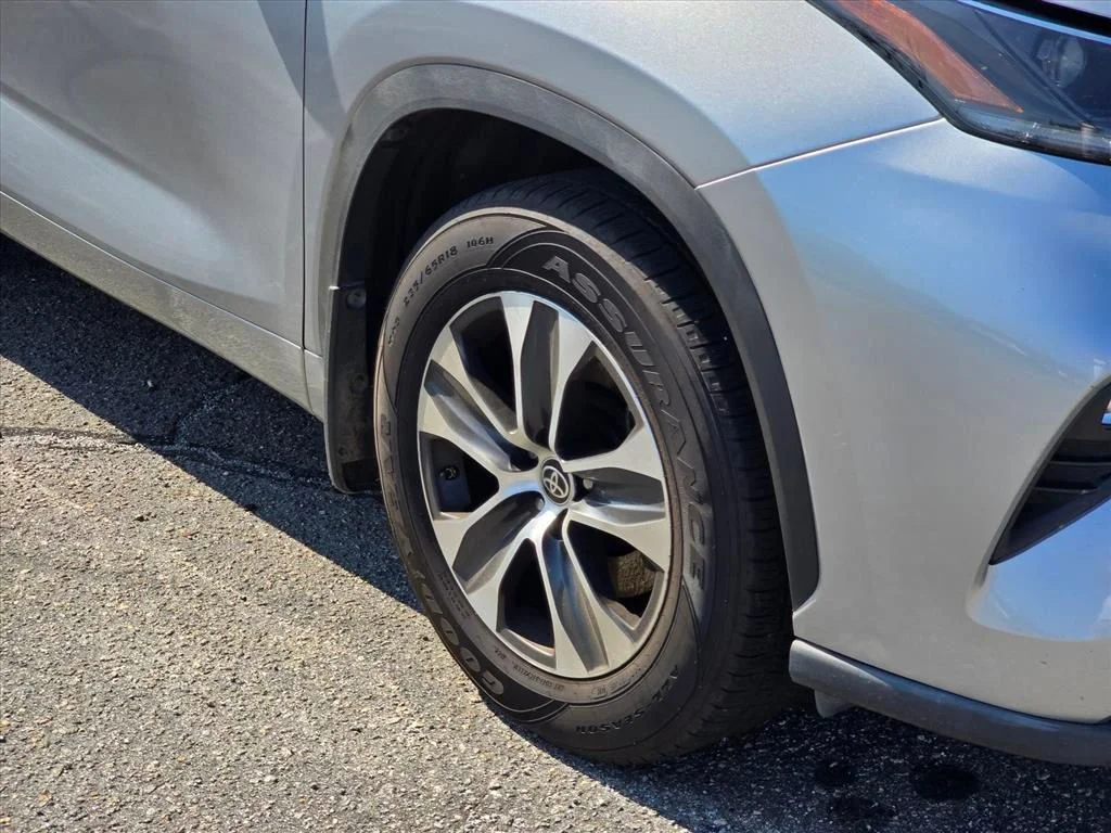 Used 2021 Silver Toyota XLE image 19