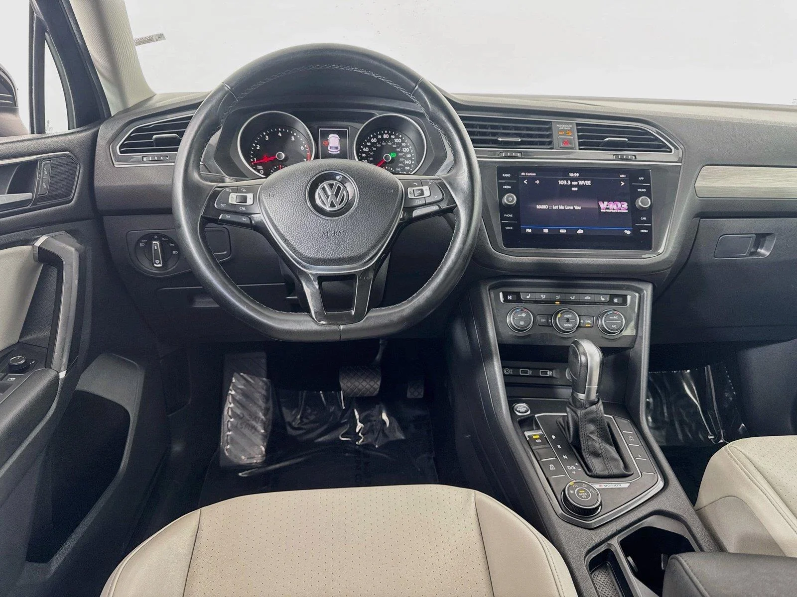 Used 2018 Deep Black Pearl Metallic Volkswagen SE image 21