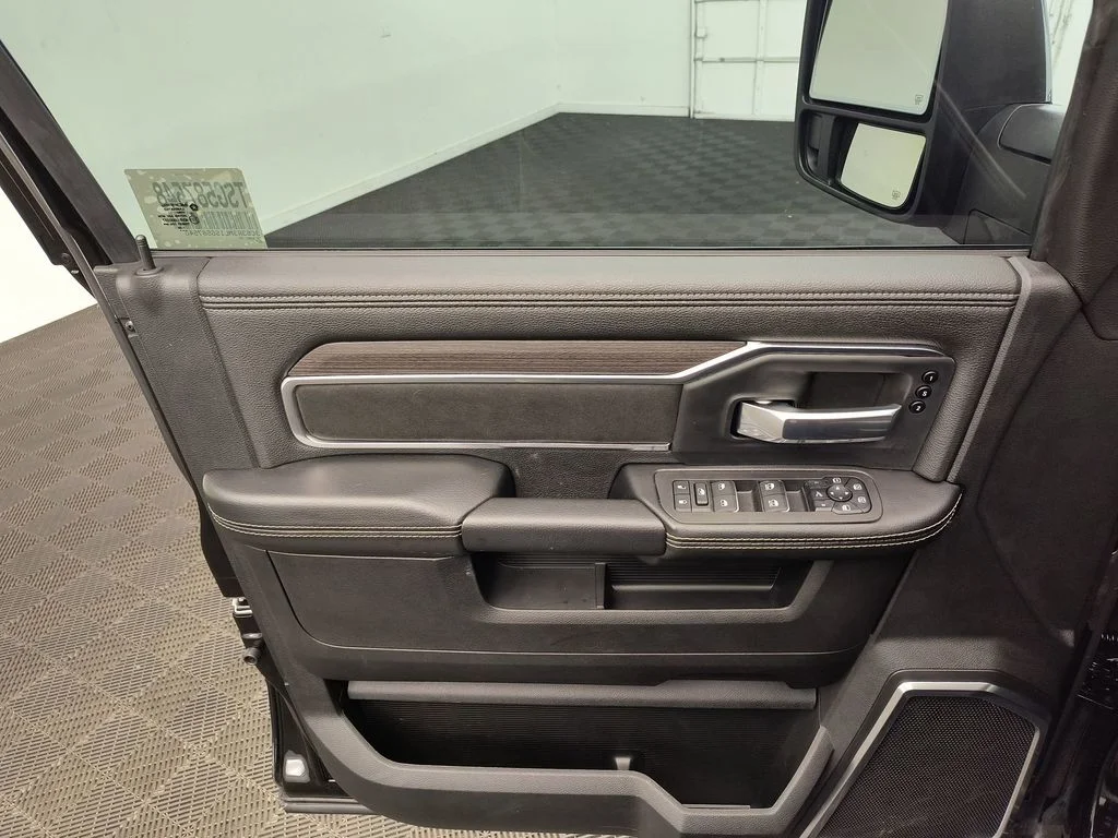 Certified Used 2025 Diamond Black Crystal Pearlcoat Ram Laramie image 18