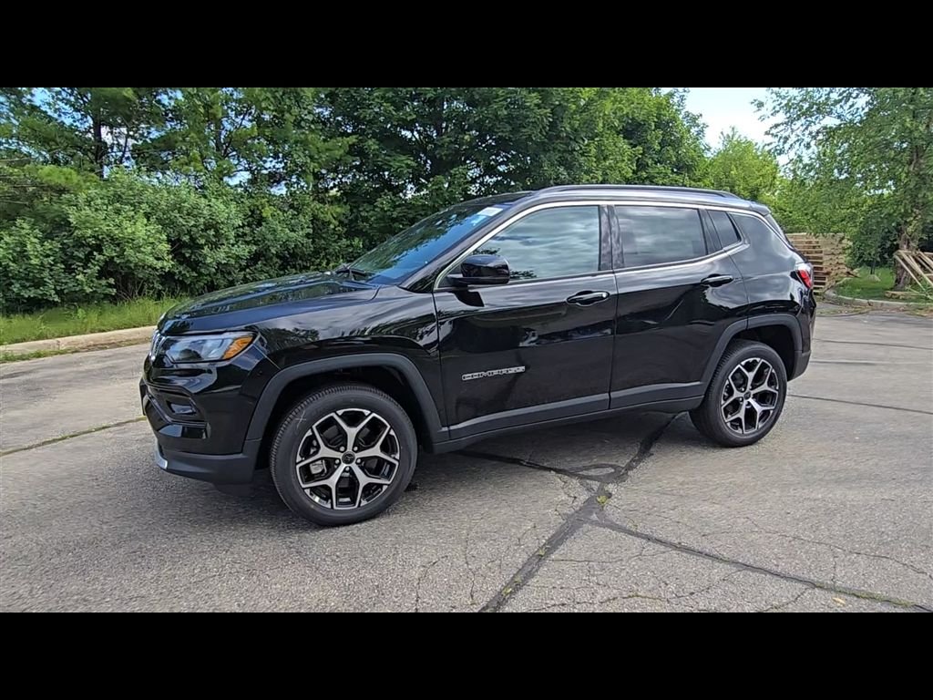 New 2026 Diamond Black Crystal Pearl-Coat Exterior Paint Jeep Limited image 4