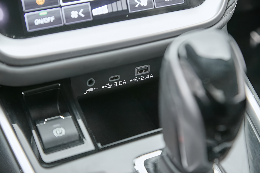 Used 2023 Crystal White Pearl Subaru Onyx Edition image 28