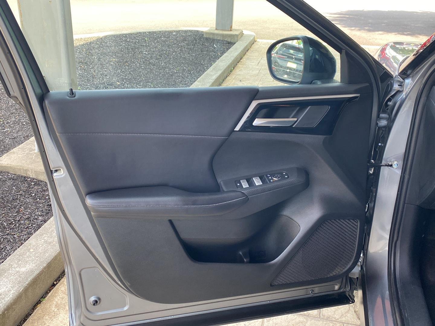 Used 2023 Mercury Gray Metallic Mitsubishi SE Black Edition image 23
