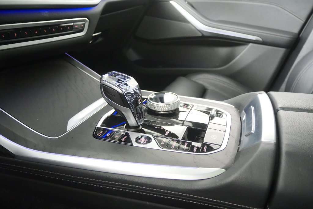 Used 2022 Black Sapphire Metallic BMW M50i image 26