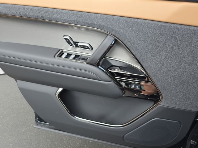 New 2026 British Racing Green Land Rover Dynamic SE image 19