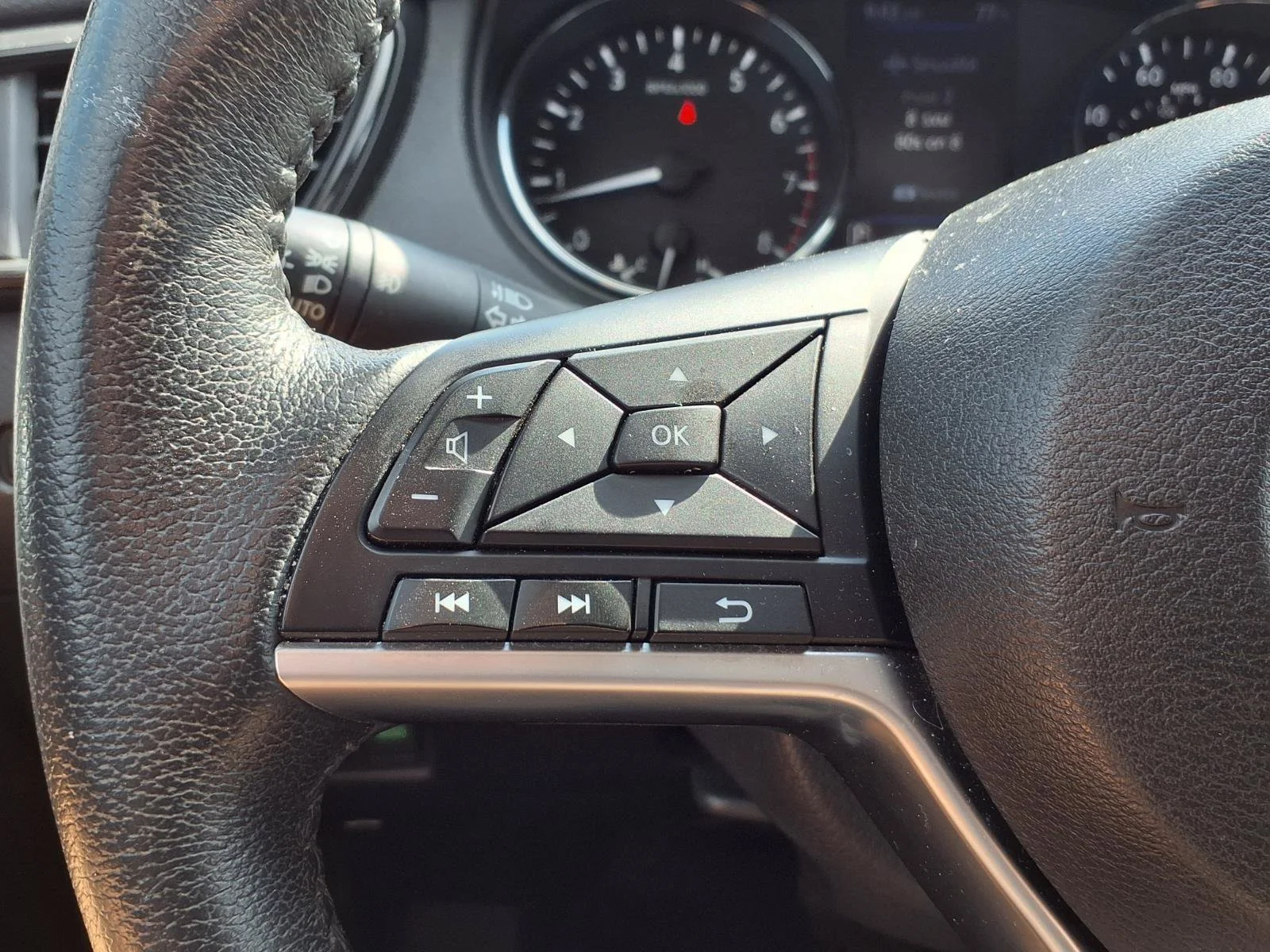 Used 2019 Gun Metallic Nissan SL image 16