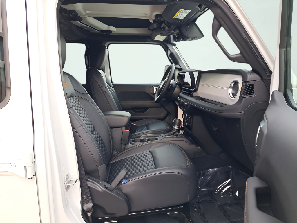 New 2025 Bright White Clear-Coat Exterior Paint Jeep Sahara image 17