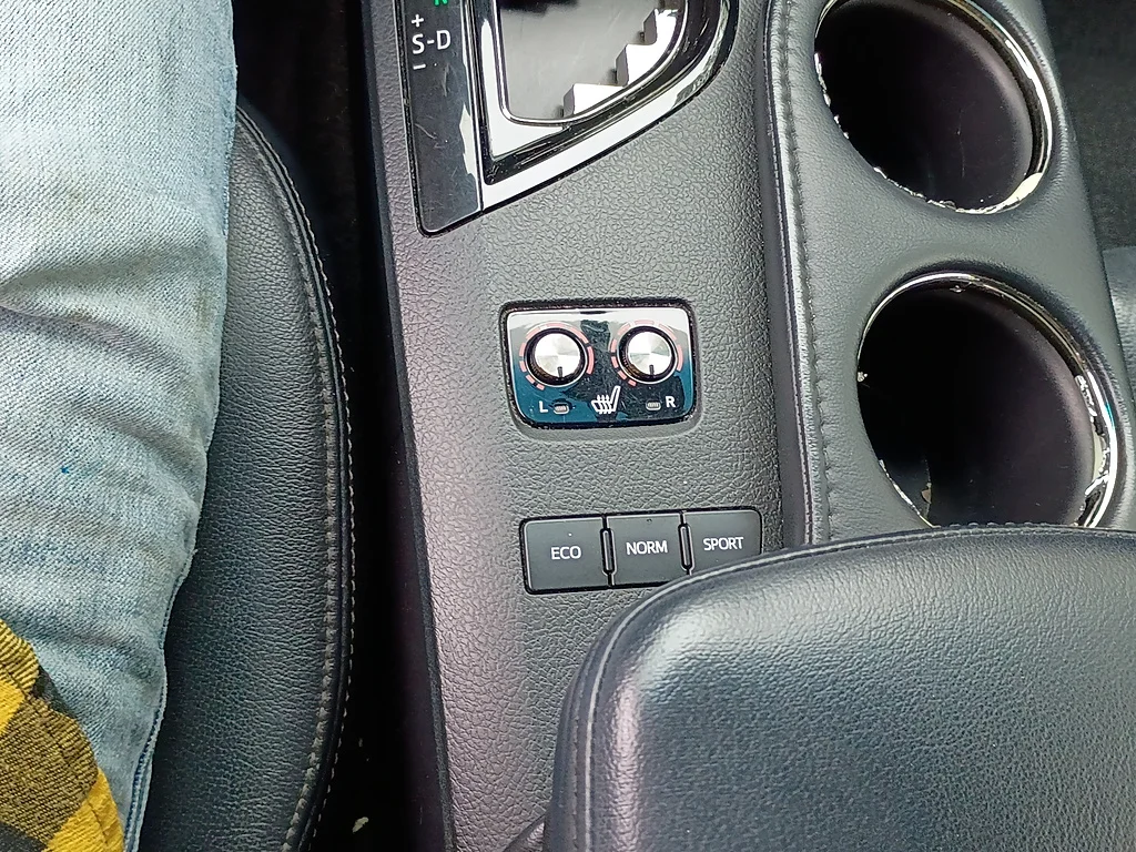 Used 2014 Magnetic Gray Metallic Toyota XLE image 23