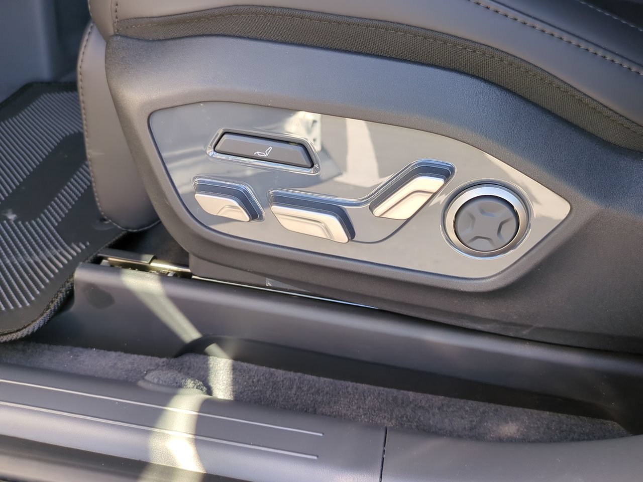 New 2026 Ivory Silver Kia Land AWD image 23