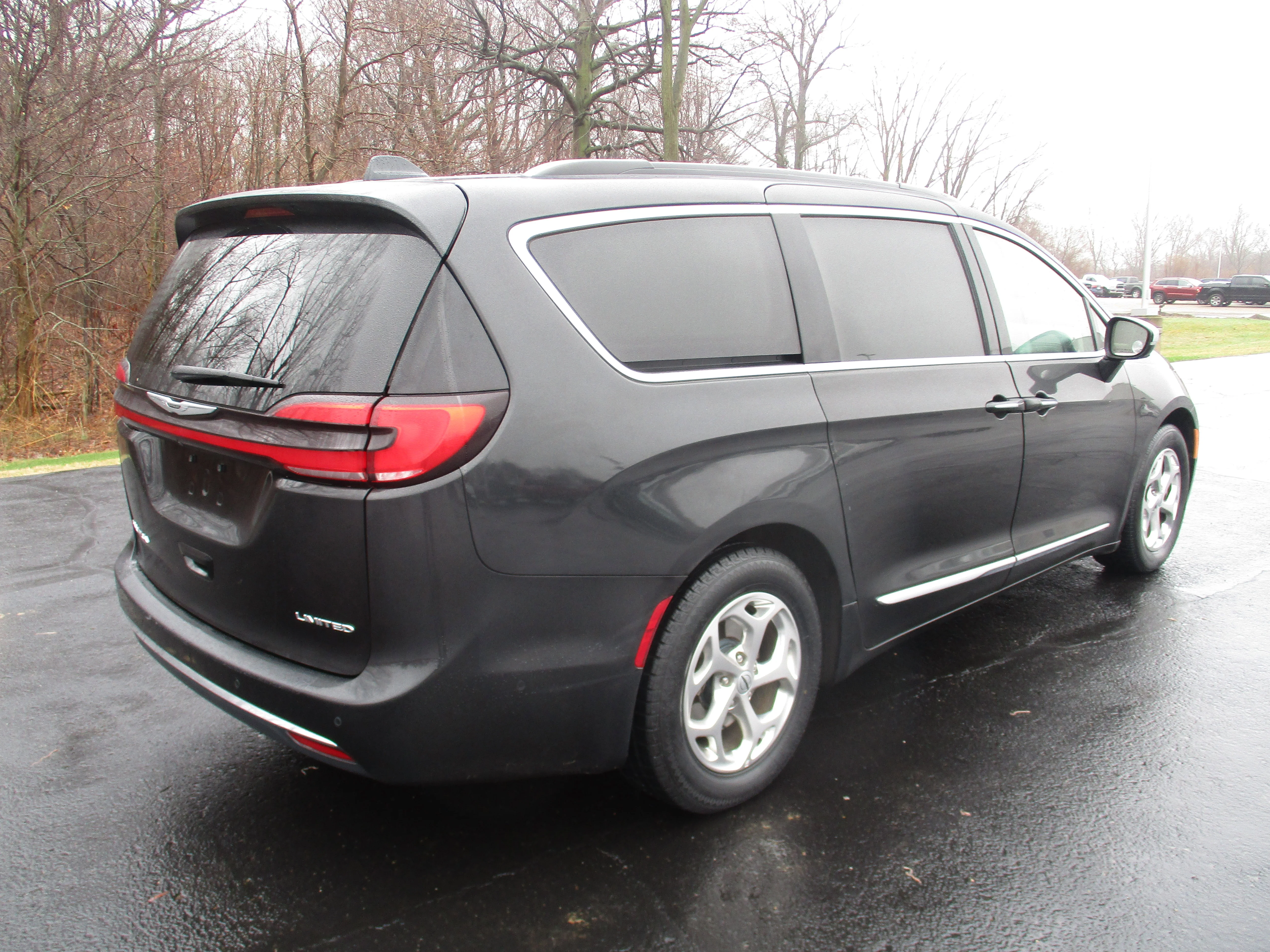 Used 2022 Brilliant Black Crystal Pearlcoat Chrysler Limited image 7