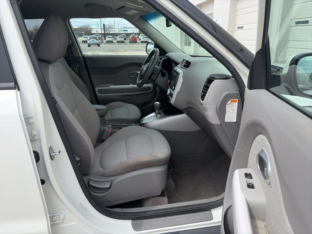Used 2017 White Kia Base image 11