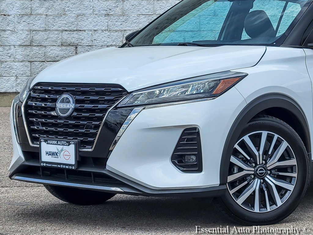 Used 2023 Aspen White Tricoat/Super Black Nissan SR image 2