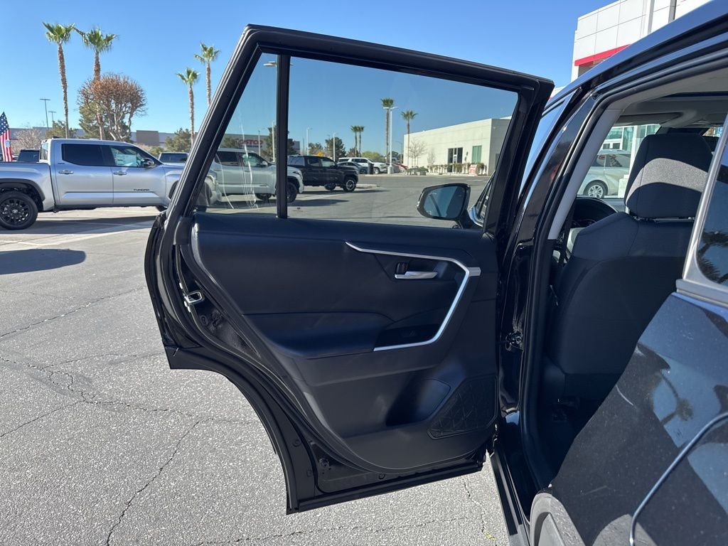 2025 Toyota RAV4 XLE - Photo 17