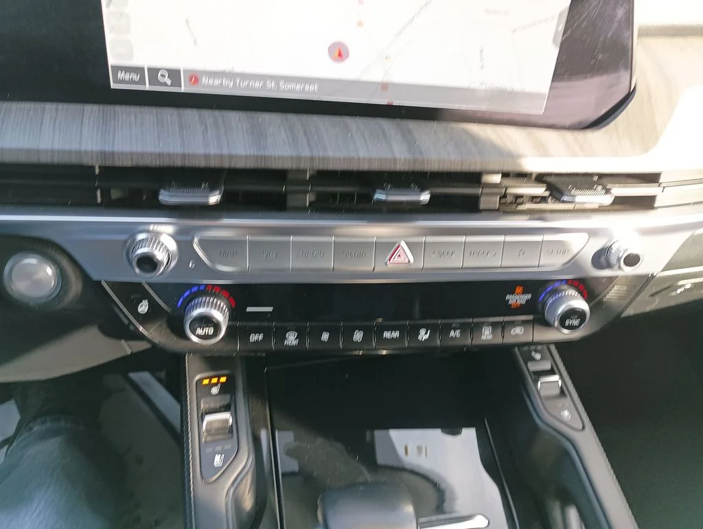 Used 2023 White Kia SX-Prestige image 25