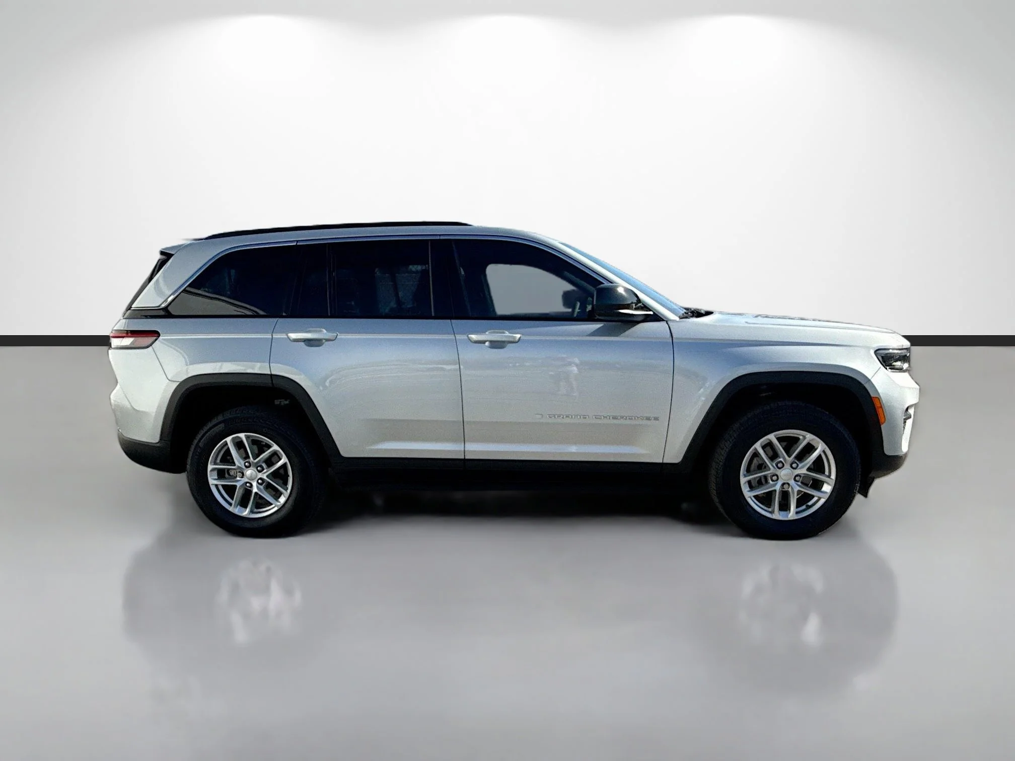 Used 2025 Silver Zynith Jeep Laredo X image 2