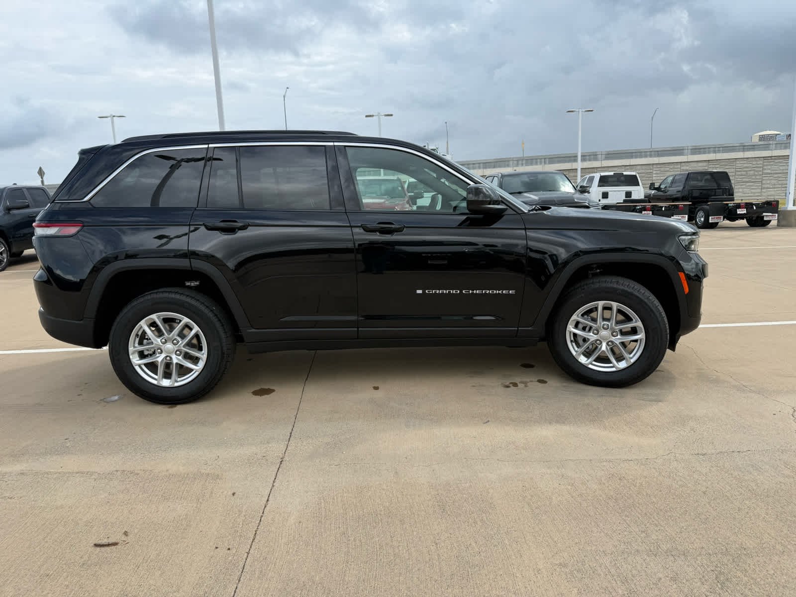 New 2026 Diamond Black Crystal Pearl-Coat Exterior Paint Jeep Laredo image 7