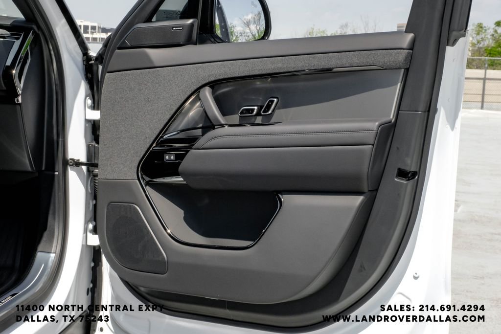 New 2026 Ostuni Pearl Wht Prem Met Land Rover Dynamic SE image 44