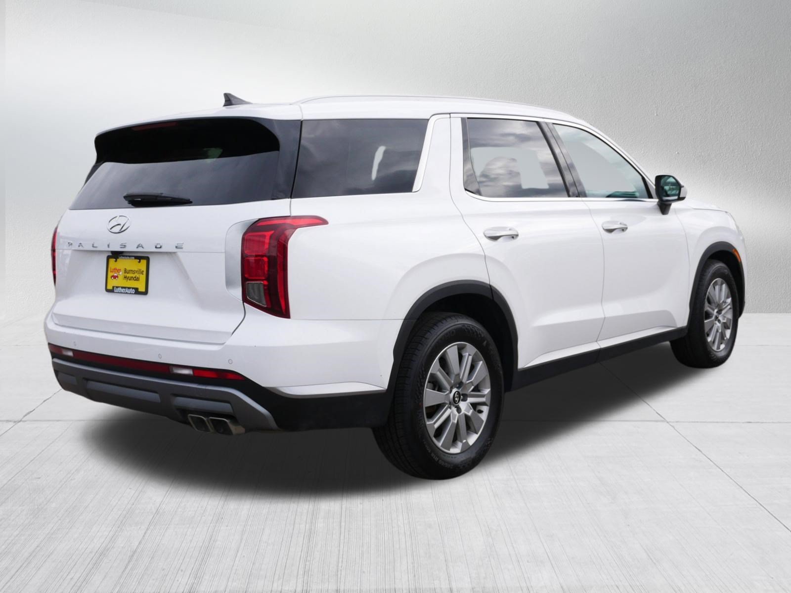 Certified Used 2024 Hyper White Hyundai SEL 7P image 7