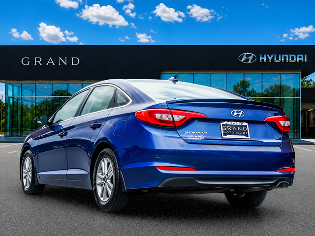 Used 2017 Blue Hyundai SE image 4