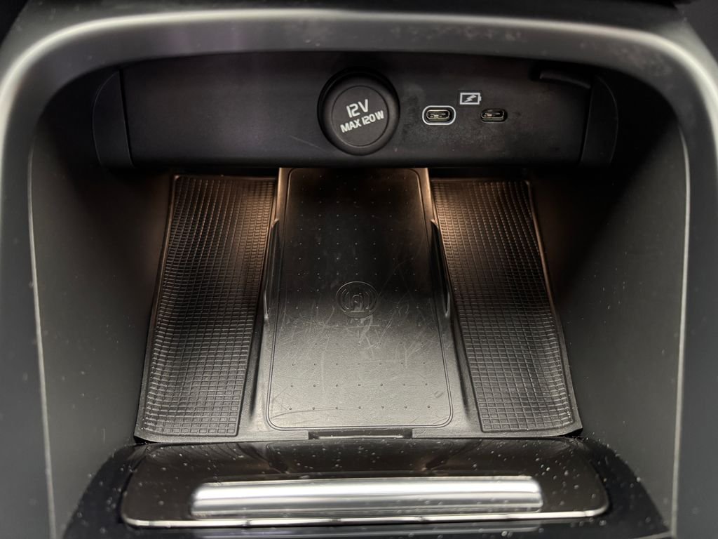 2024 Volvo XC40 Plus - Photo 18